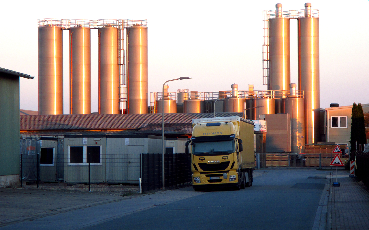 Industrielle Schönheit: Normalerweise stehen die Silos eher hässlich bis unauffällig in weißlich-grauem Farbton in Sichtweite des Wunstorfer Bahnhofs. Doch in der herbstlichen Abendsonne verwandeln sie sich in einen golden glänzenden, bronzenen Blickfang und bilden einen intensiven farblichen Kontrast zum bereits in die Dämmerung eintauchenden Industriegebiet | Foto: Daniel Schneider