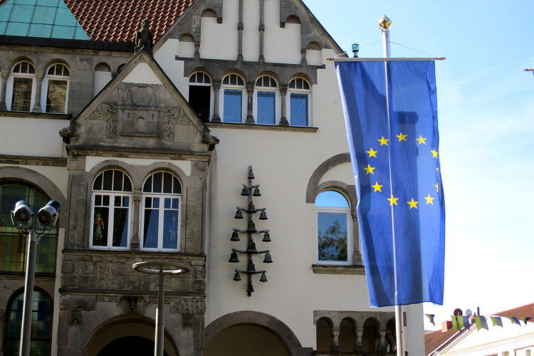 Europaflagge vor Rathaus