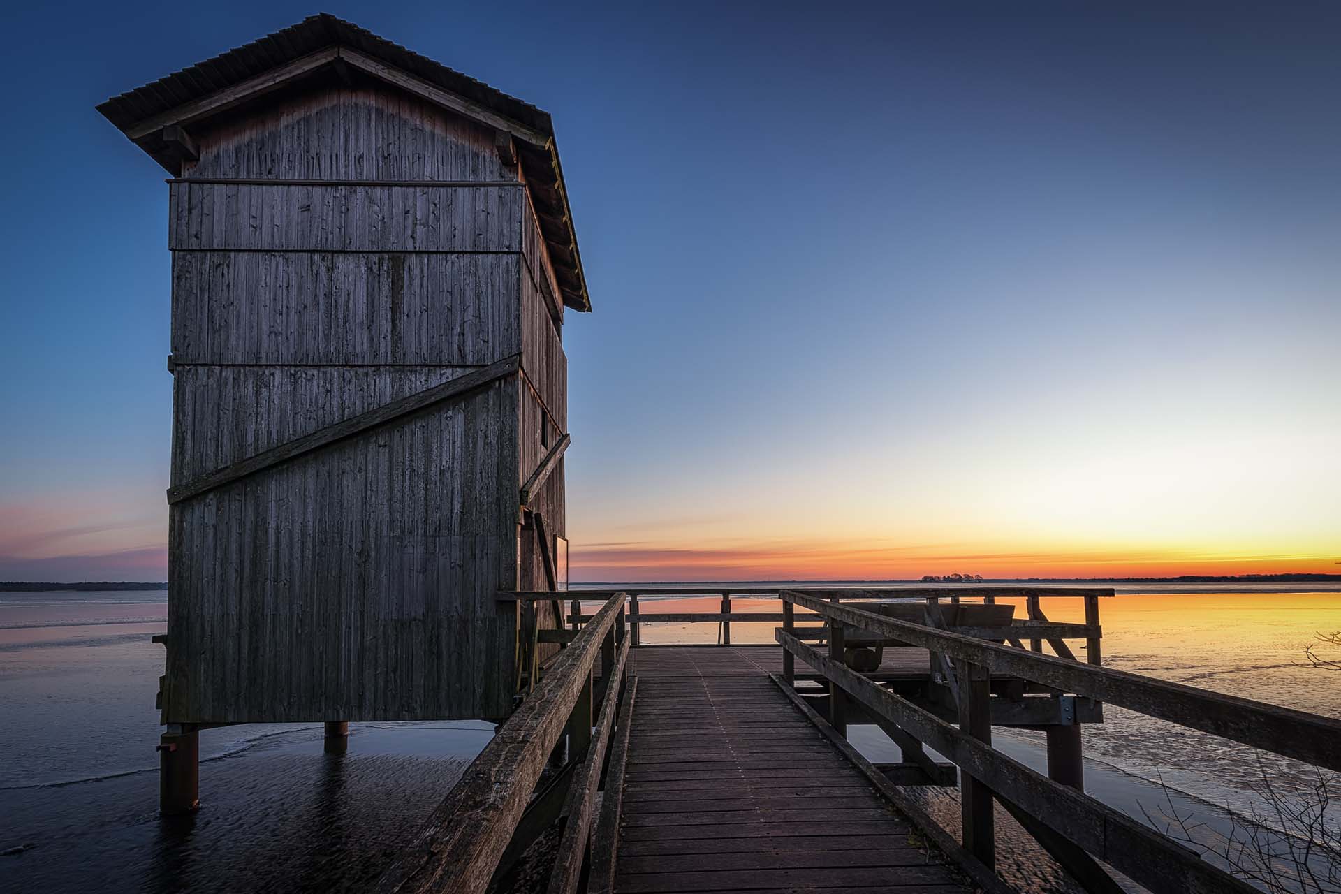 Aussichtsturm Meerbruch am Steinhuder Meer an einem klaren Morgen.