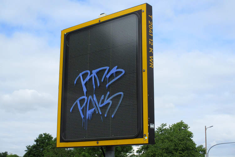 Graffiti auf Verkehrstafel