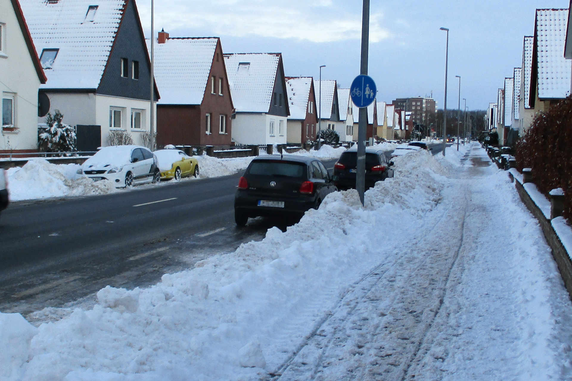 Schneebedeckter Radweg