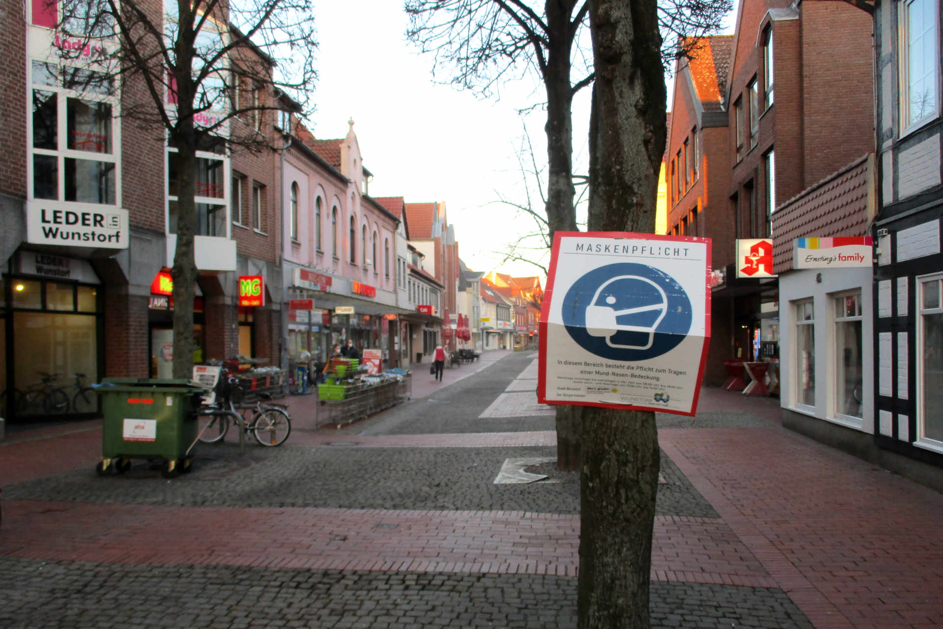 Geknicktes Maskenschild