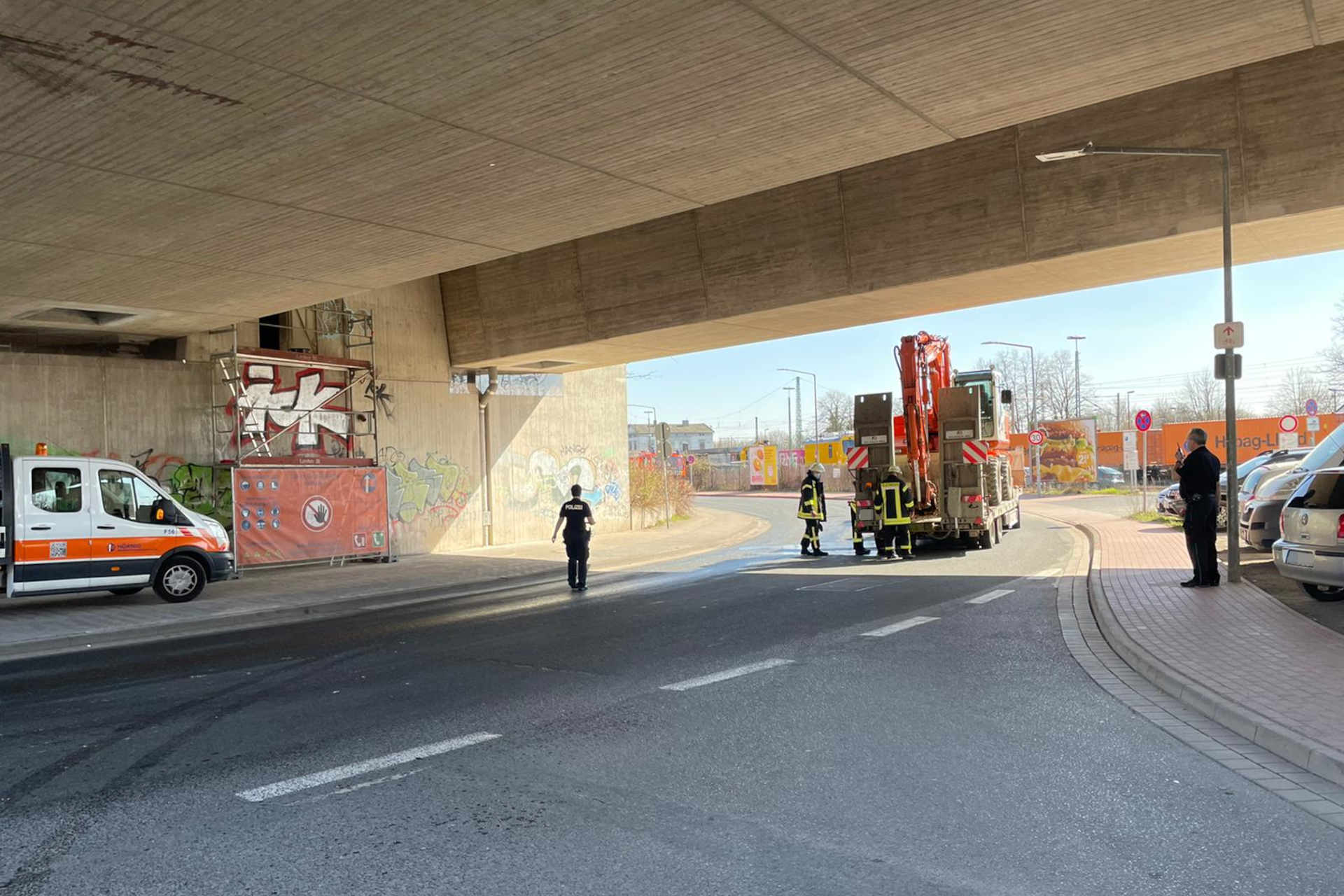 Tieflader unter Hochstraße