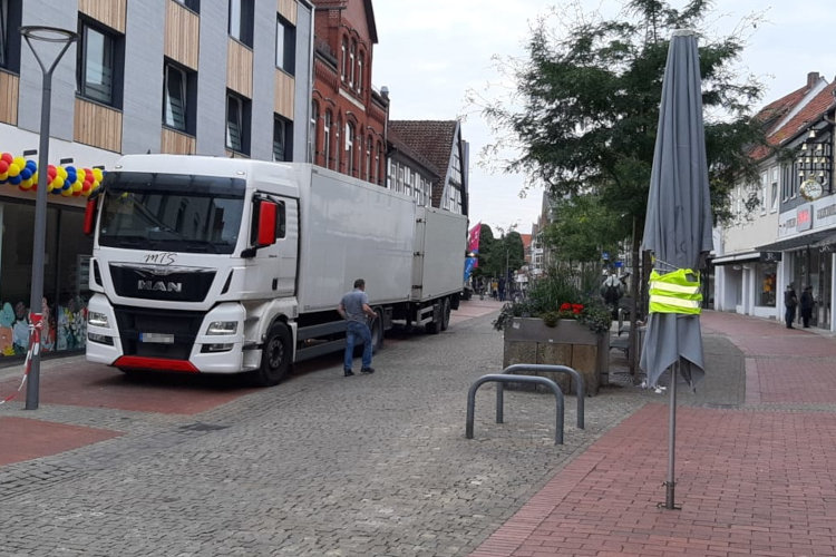 LKW in Fußgängerzone