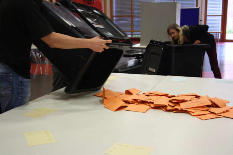 Wahlurnenöffnung