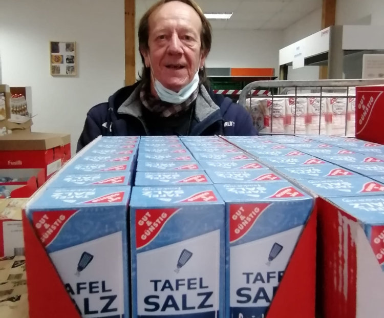 Frank Löffler hinter Kartons mit Tafelsalz